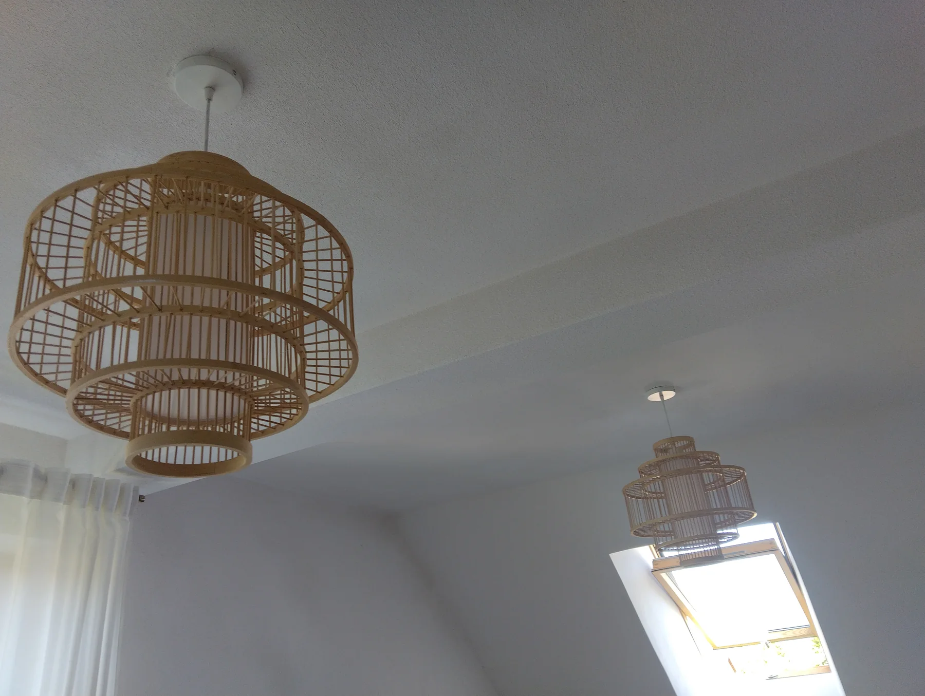 Dekoracyjne lampy wiszące zamontowane w jasnym wnętrzu